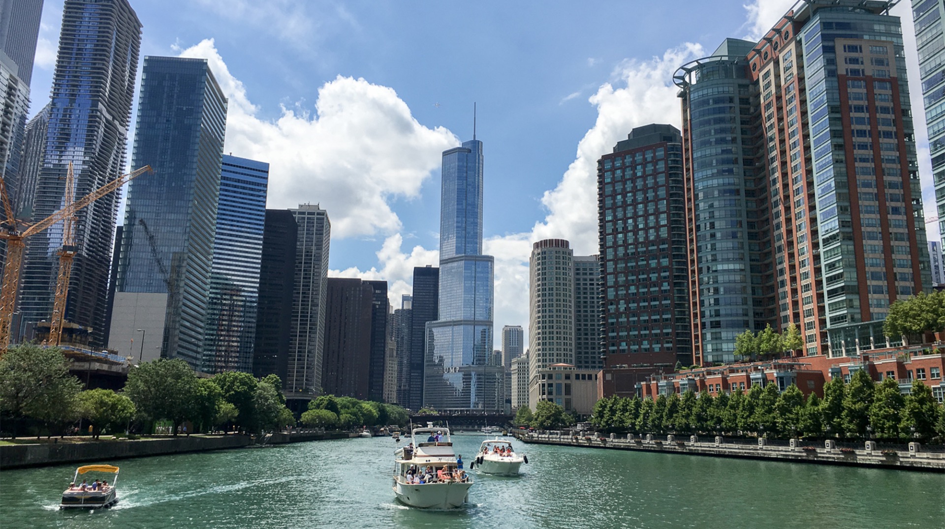 Architecture boat tour on Chicago River with skyline views